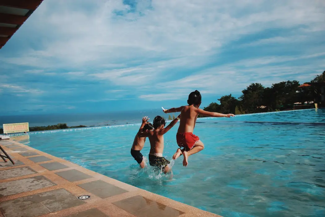 Zabawa w wodzie i nauka pływania – co przyda się dziecku w basenie?