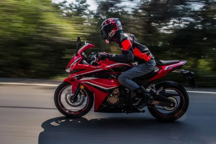 Jaki motocykl wybrać dla niskiej osoby? Podpowiadamy!