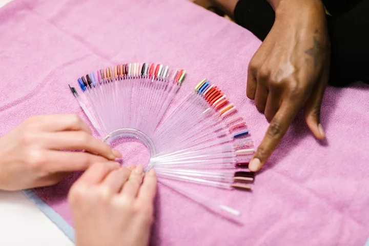 Najpopularniejsze wykończenia manicure hybrydowego – mat, połysk czy glitter?