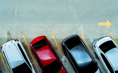 Płatne parkingi w Ełku? Spór o opłaty i brak miejsc postojowych