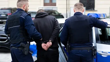 Łom i uszkodzony alarm. 38-latek zatrzymany po włamaniu w Ełku