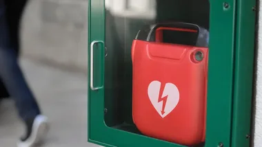 AED przy szkole w Stradunach może ratować życie. Jest ważny apel