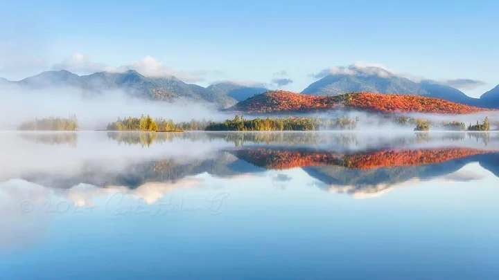 Obrazek przedstawia grafikę promocyjną wydarzenia Fotograficzny plener 5 dni nad jeziorem Elk Lake