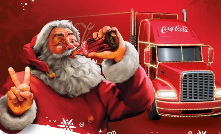 Grafika promocyjna wydarzenia Kraina choinek & Coca‑Cola — stoisko świąteczne w Ełku