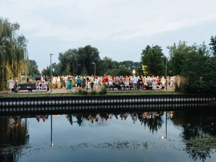 Obrazek przedstawia grafikę promocyjną wydarzenia Letnie potańcówki na Bulwarach nad rzeką Ełk