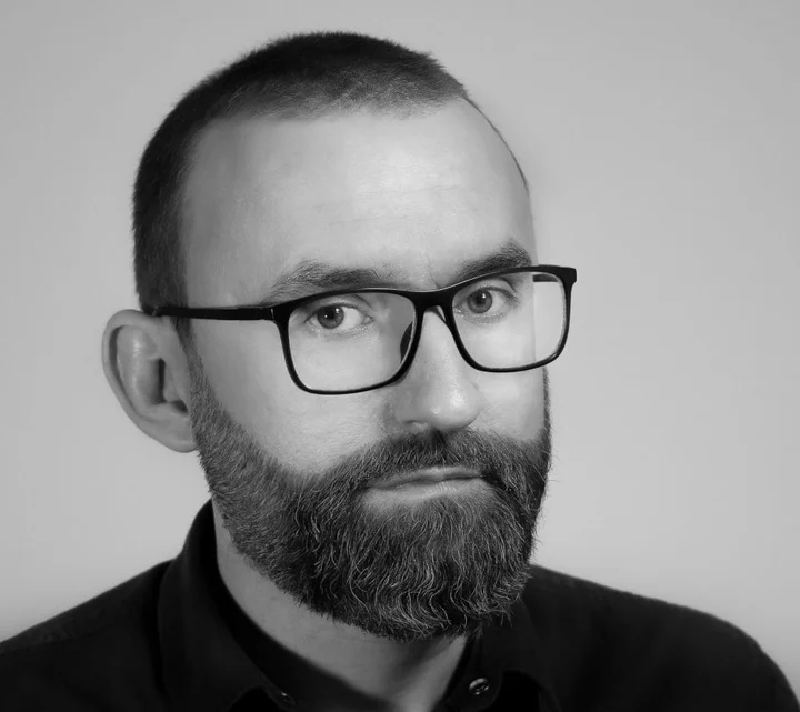 Grafika promocyjna wydarzenia Spotkanie z Tomaszem Stawiszyńskim w Miejskiej Bibliotece Publicznej w Ełku