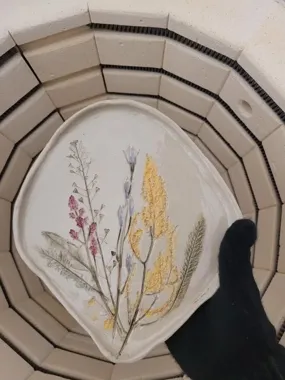 Grafika promocyjna wydarzenia Warsztaty ceramiczne dla dorosłych – odbijanie roślin w Ełku