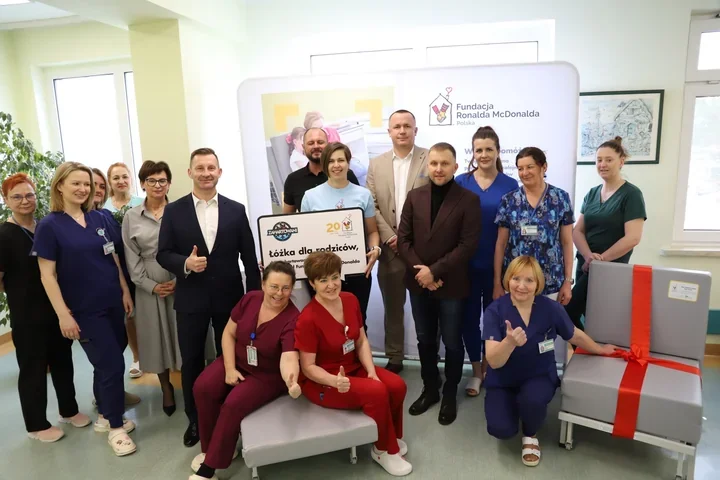 Sześć nowych łóżek dla rodziców – poprawa opieki na oddziale pediatrycznym