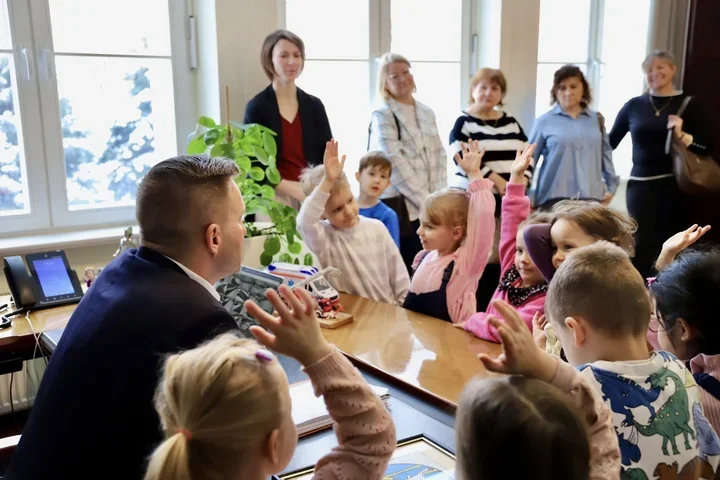 Przedszkolaki z "Biedronek" zwiedziły urząd – lekcja o mieście i jego służbach