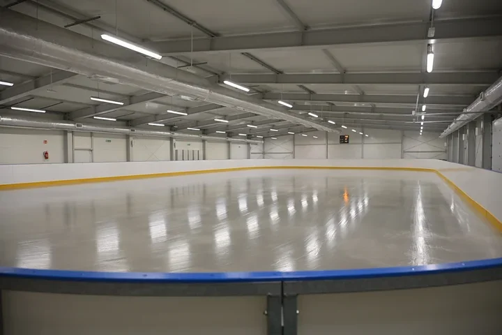 Zadaszone lodowisko MOSiR w Ełku - miejsce na zimową ślizgawkę dla rodzin i grup