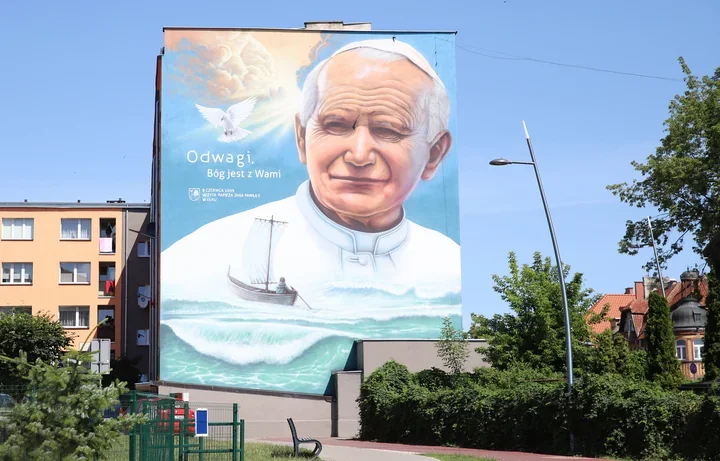 Ełk wraca do papieskiej wizyty i przypomina drogę do patrona