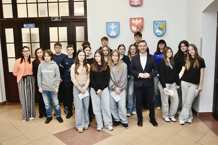 Uczniowie SP7 przez jeden dzień poczuli się jak radni w urzędowych salach