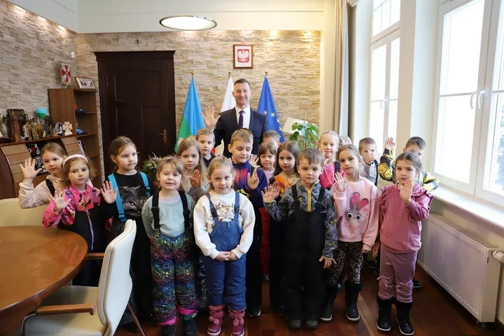 Żuczki ze Słonecznej Ósemki zwiedzały Urząd Miasta i poznawały samorząd