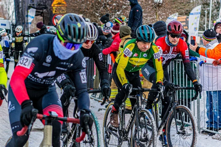 Setki kolarzy w Ełku - pasjonujące Mistrzostwa Polski w kolarstwie przełajowym