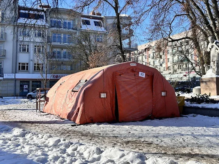 W Parku Solidarności stanęła ogrzewalnia - ciepłe schronienie w mrozy