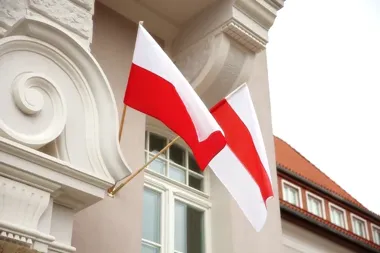 Na urzędzie w Ełku zawisł znak, który przypomina o walce Białorusinów