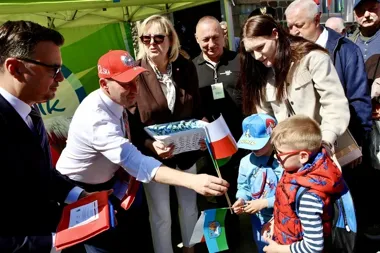 Biało-czerwone święto w Ełku. Flagi trafiły do mieszkańców