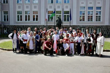 W Ełku ruszyła Tęcza. Folklor z ośmiu krajów wchodzi na scenę