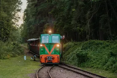 Sezon ruszył na wąskotorówce. Przejazd przez Mazury z ogniskiem po drodze