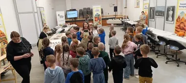 W Ełku glina zamieniła halę w wehikuł czasu i zostawi mozaikę dla miasta