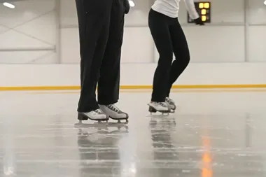 Sezon na miejskim lodowisku w Ełku dobiega końca – ostatnia szansa na ślizgawkę