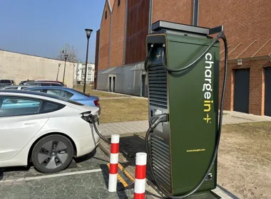 Najmocniejsza stacja ładowania na Mazurach uruchomiona przy kinie Planet Cinema