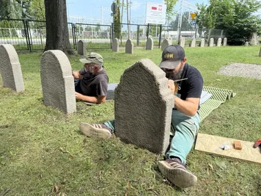 Dziewięćdziesiąt trzy stele odzyskają godny wygląd. Remont trwa na cmentarzu w Ełku