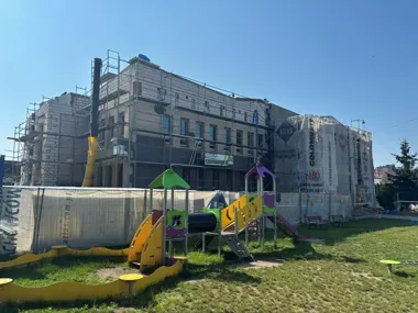 Mniej strat ciepła i więcej wygody. Zmiany w szkole i przedszkolu