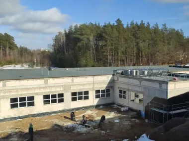 W nowym skrzydle szpitala roboty weszły już do środka