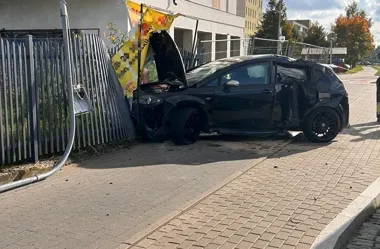 Wyprzedzał dwa auta naraz. Jazdę w Ełku zakończył na ogrodzeniu szkoły