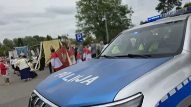 Procesja w centrum Ełku sparaliżowała ruch na chwilę - policja czuwała nad trasą
