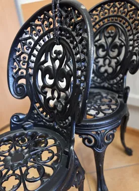 Zniknęły żeliwne krzesła sprzed lokalu - 44-latek zatrzymany po nagraniu