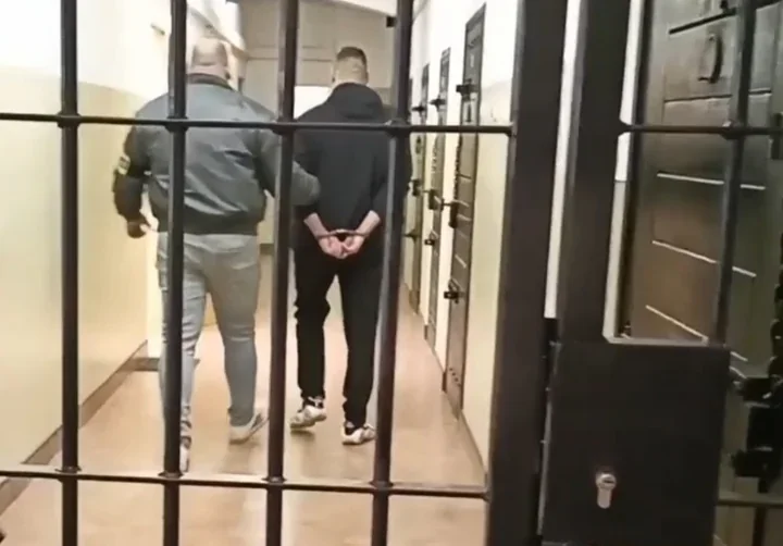 Zabrał alkohol i ugryzł ochroniarza - wpadł przy wyjściu ze sklepu w Ełku