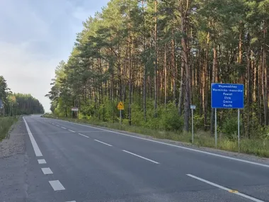 Droga prowadząca przez las w gminie Prostki w województwie warmińsko-mazurskim.