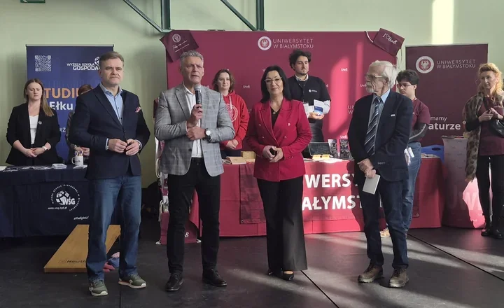 Politechnika Białostocka wyróżniona pucharem starosty podczas prezentacji uczelni