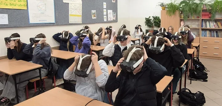 Uczniowie Białego Liceum weszli do świata Dedala dzięki goglom VR