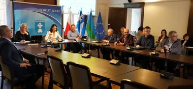 Policyjne patrole przy szkołach w całym powiecie ełckim. Radni o bezpieczeństwie