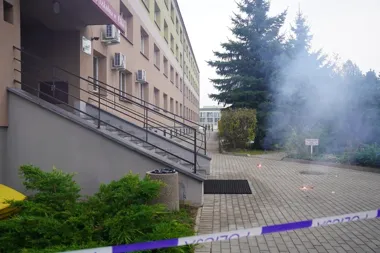 Uzbrojony napastnik, zakładnik i ewakuacja z dachu. Ćwiczenia w Ełku