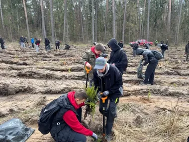 Młodzież z Ełku sadzi las. Dzień Ziemi zamienił się w konkretne działanie