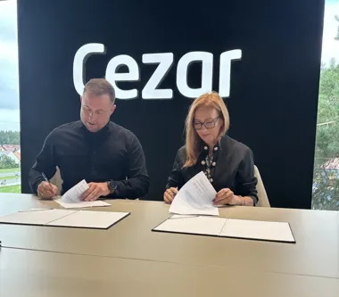 Uczniowie CKZ w Ełku wchodzą do zakładu. Technik mechanik poznają od środka