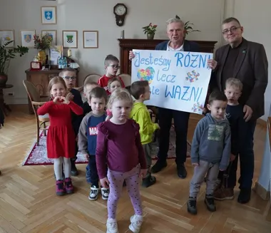 Przedszkolaki odwiedziły starostwo – rozmowy o autyzmie i empatii