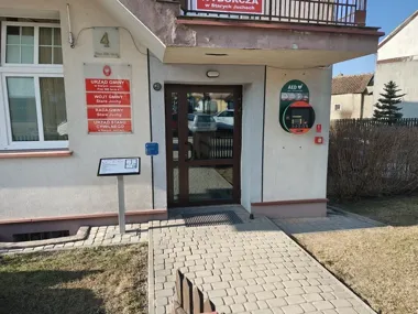 Defibrylator AED zamontowany przy Urzędzie Gminy – kolejna inwestycja sołectwa